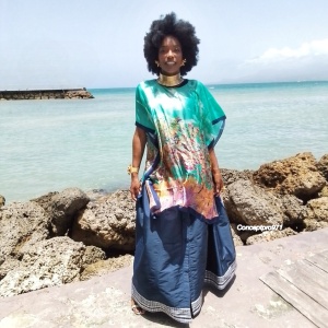 tunique_en_soie_bleue_111528879